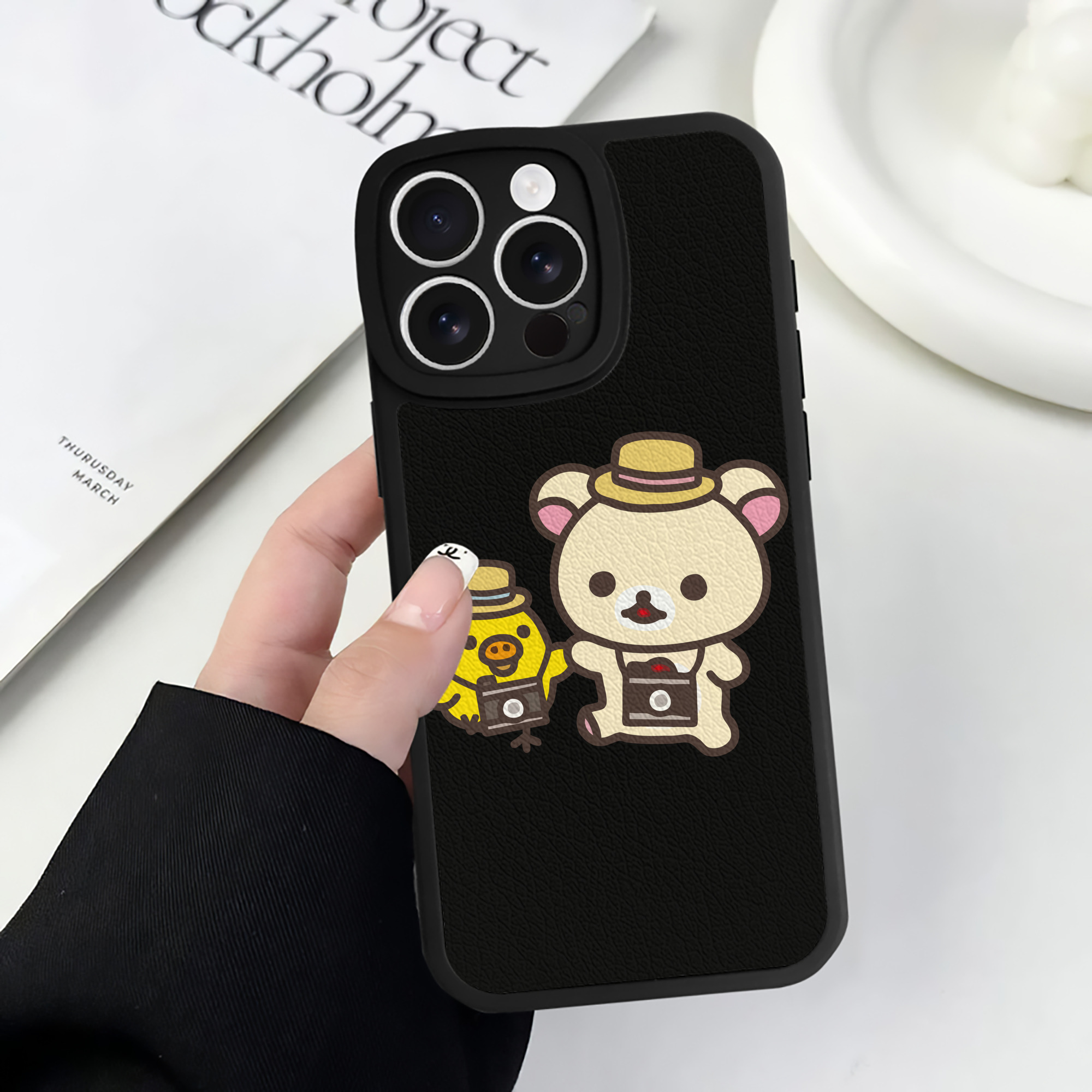 （画像用） リラックマ リラックマ キイロイトリ Rilakkuma Korilakkuma Kiiroitori 【iPhone 16シリーズ対応】シリコンスマホケース（レザー調） 材質：シリコン